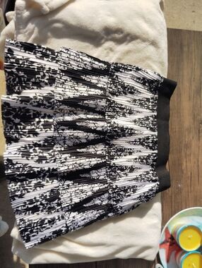 white house black market Black & White Floral Pleated Skater Skirt 959